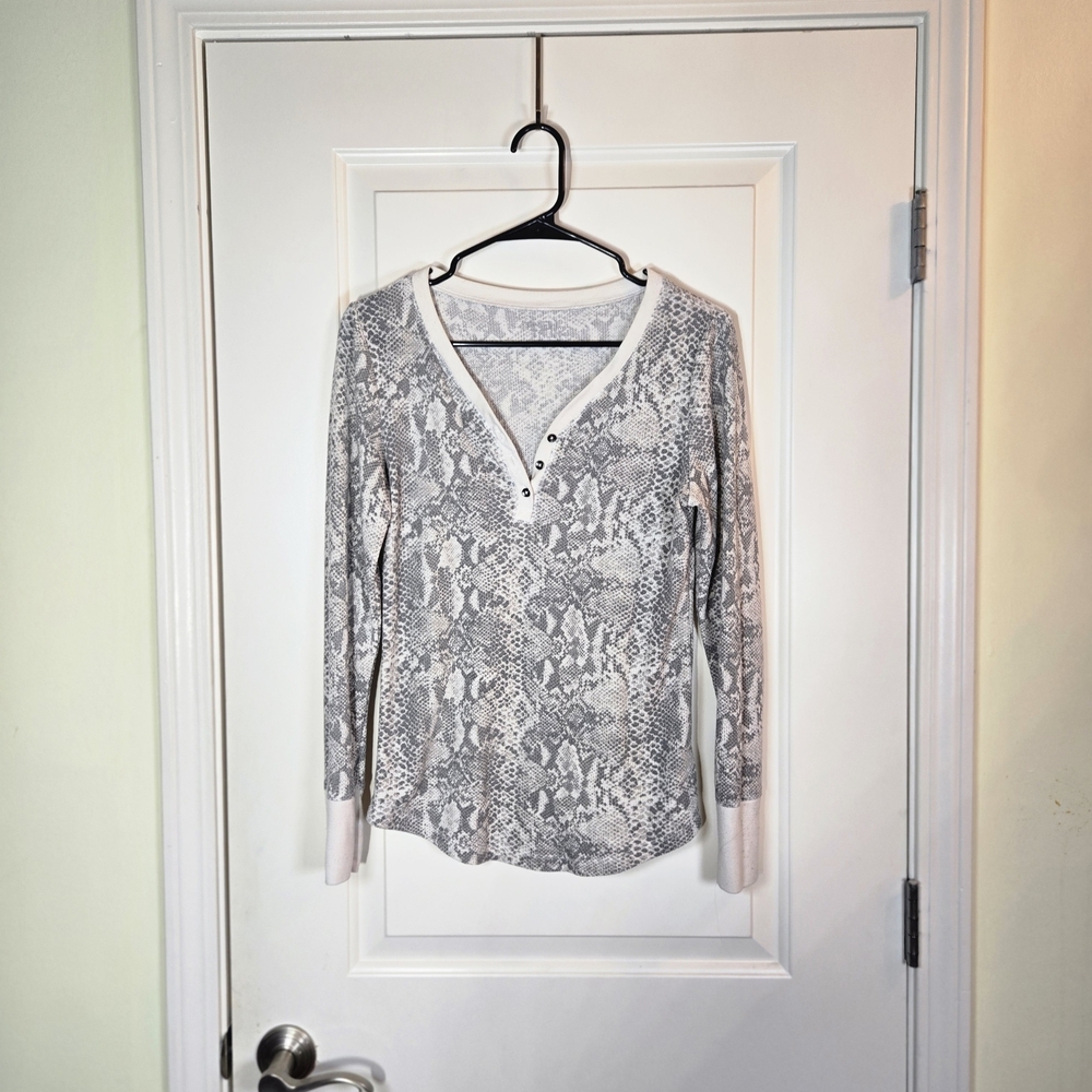 Time and Tru Women's Gray Snakeskin Long Sleeve Top